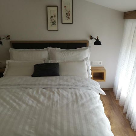 Holiday House Red Deer Преддвор Экстерьер фото