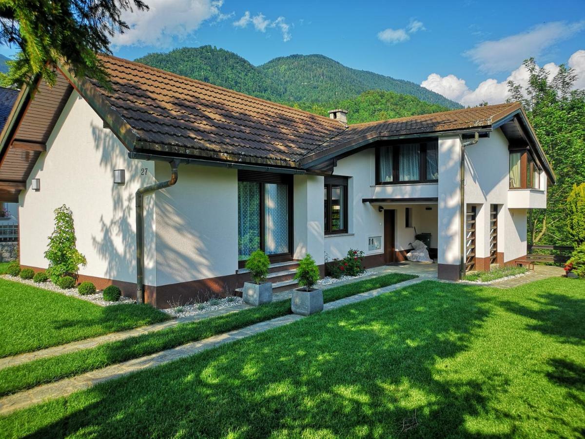 Holiday House Red Deer Преддвор Экстерьер фото